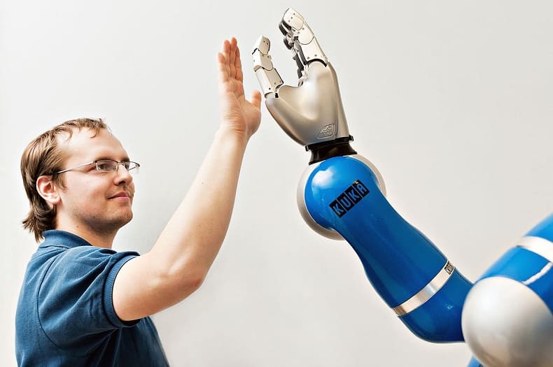 점점 인간 곁으로 오는 로봇들 VIDEO: How a new breed of robots could revolutionise the workplace