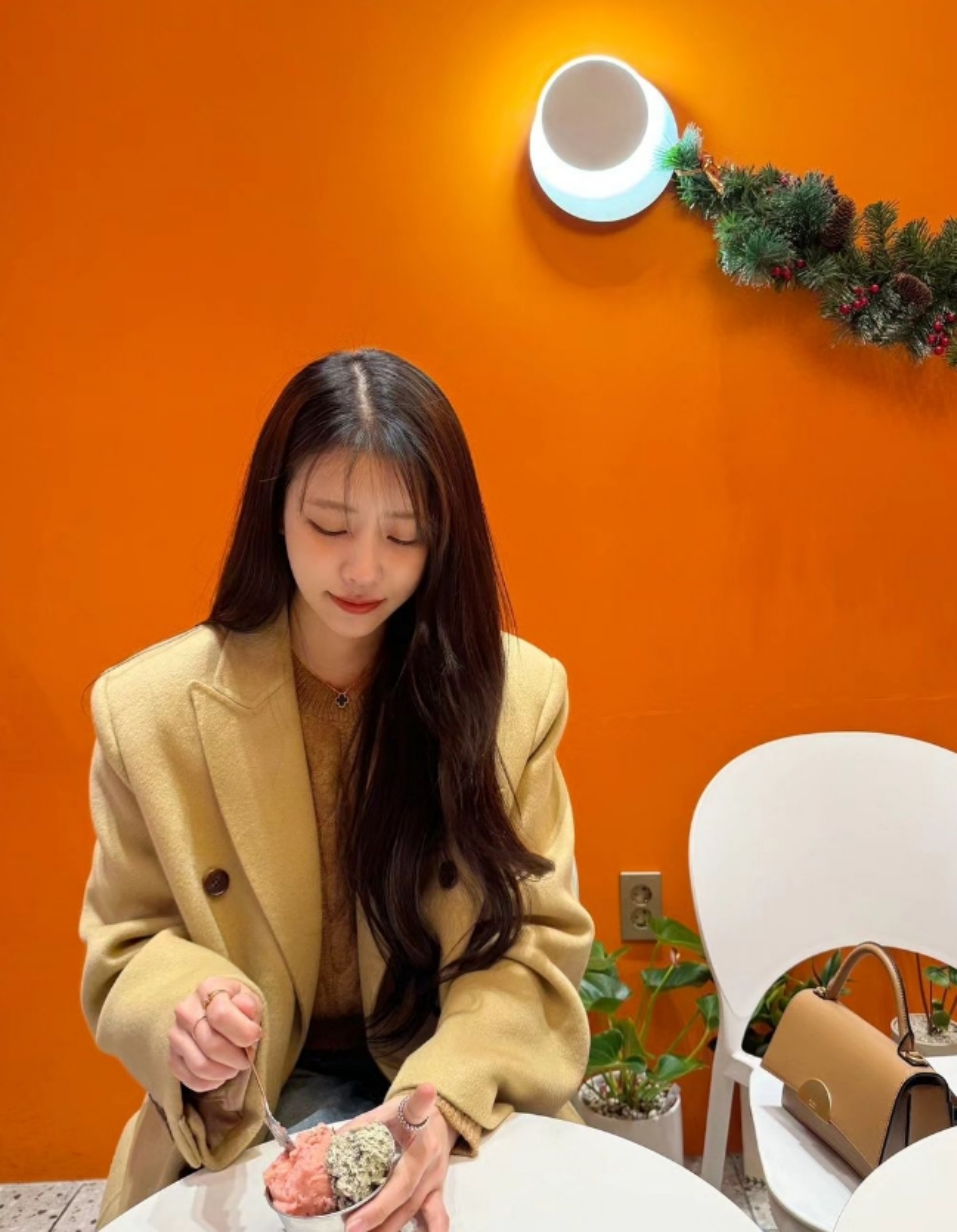  이미주 카멜 롱코트 겨울 패션 한층 더해진 여성미 뿜뿜