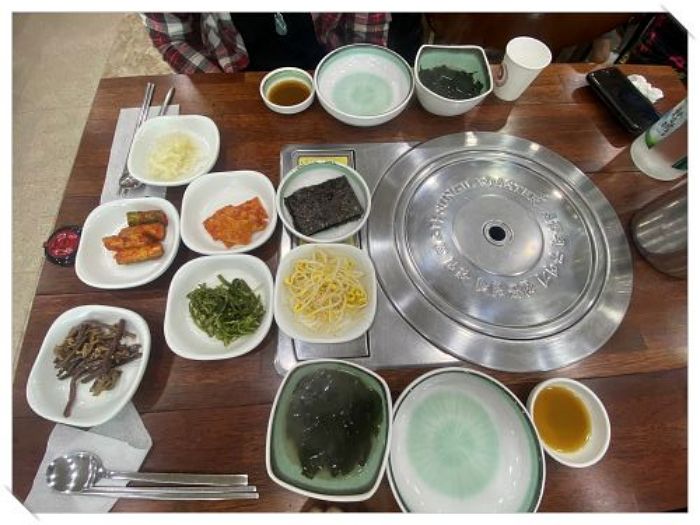 식탁위에 반찬이 놓여져 있다