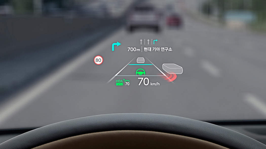 10인치 고화질 헤드업 디스플레이를 통해 클러스터 및 내비게이션과 일원화된 테마로 주요 주행 관련 정보를 표시합니다.