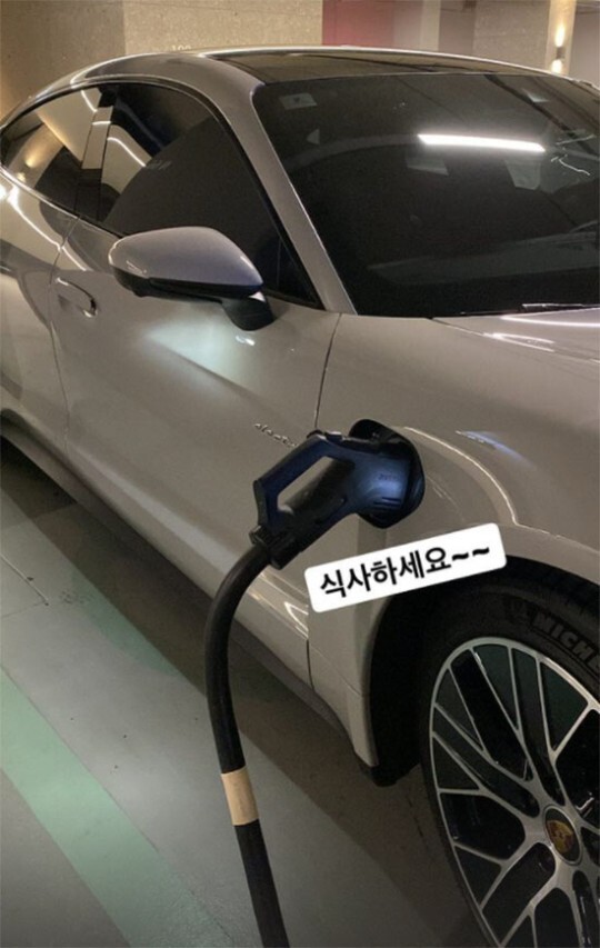  김우리, 2억 원 포르쉐 타이칸 식사 중 인증…부러운 50대 인생