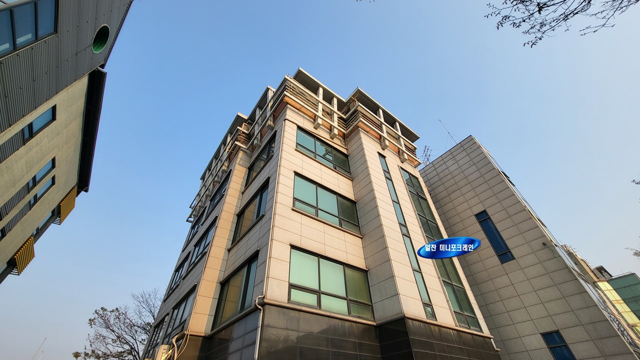 미니굴착기 017 로 건물 옥상 철거 현장 도착함