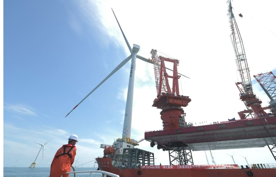 세계 최대 풍력 발전터빈 설치 완료...&quot;50층 건물 높이&quot; VIDEO: Installation of world&#39;s first 16-megawatt offshore wind turbine completed