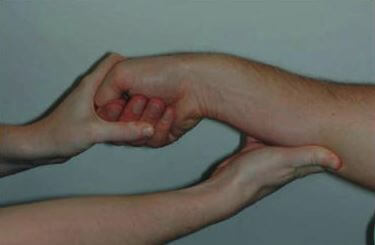 드퀘르벵 테스트 중에 하나로 엄지손가락을 주먹안으로 넣고 손목을 척측으로 꺽는 테스트.