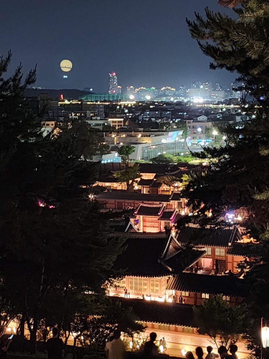 미로한정에서 본 화성행궁