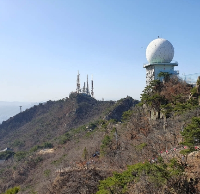 관악산 기상관측소와 송신탑 사진