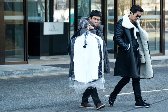 안하무인 탑배우 박강(권상우)과 매니저 조윤(오정세)