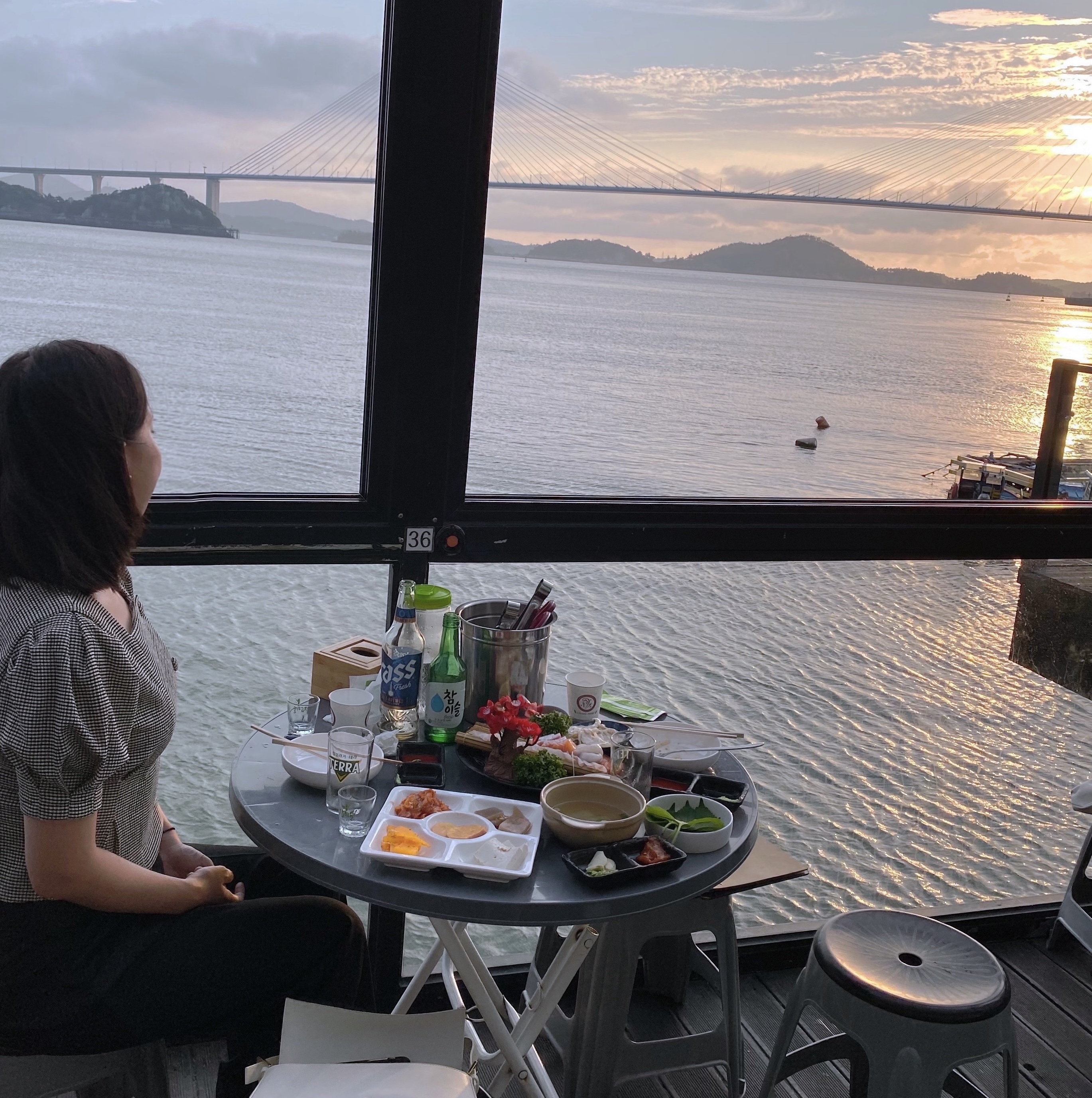  지는 해를 바라보며 소주 적시기 목포 대반동 달밤