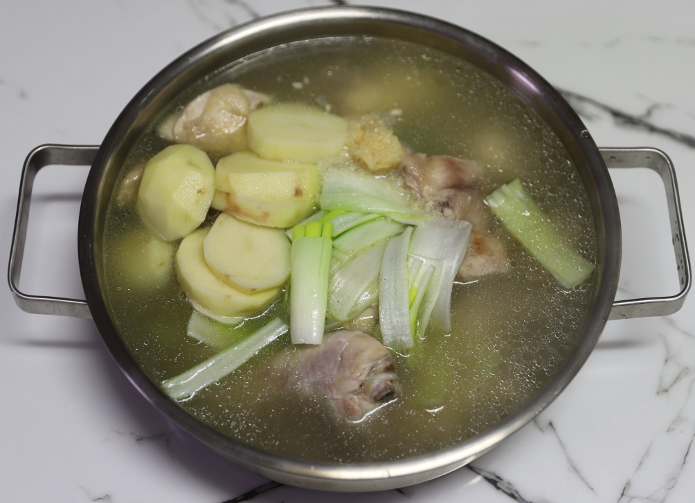 닭한마리 재료와 육수를 넣은 사진(끓기전)