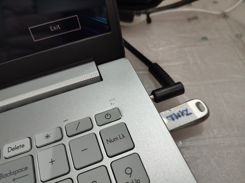 어댑터를 안가져오셔서 대체용 어댑터로 사용 중