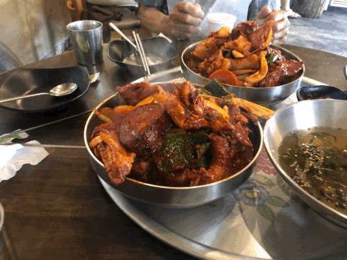  뜨거운 불에 가마솥 뚜껑을 얹고 조리하면 맛이 없을 수가 없지! 담양 삼거리농원 닭볶음탕
