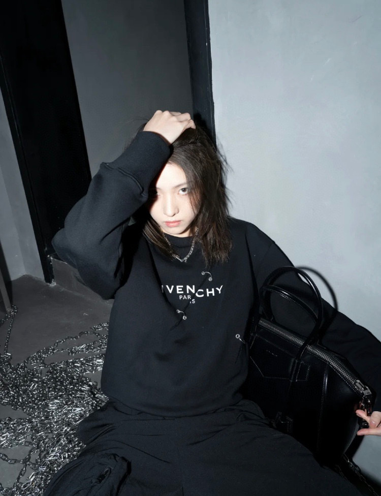  [GIVENCHY] 지방시 메탈 스웨트 셔츠 맨투맨 티셔츠 BMJ0B83Y69-001