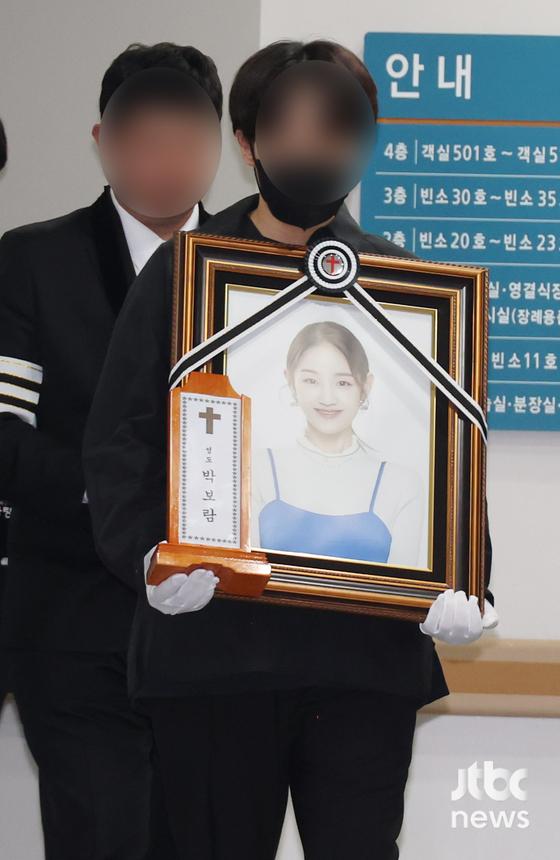  故 박보람 발인식, 동료들 배웅