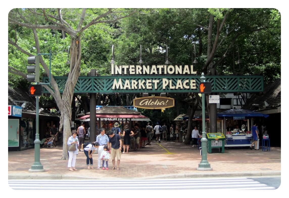 하와이 오아후섬 인터내셔널 마켓 플레이스 International Market Place 입구 간판과 관광객을 찍은 사진