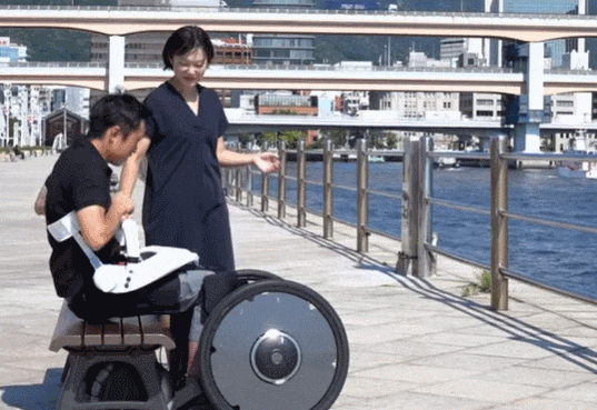  사람들 속을 더욱 안전하게 다닐 수 있는 로봇 휠체어  VIDEO: Robotic wheelchairs to move through crowds smoothly and safely