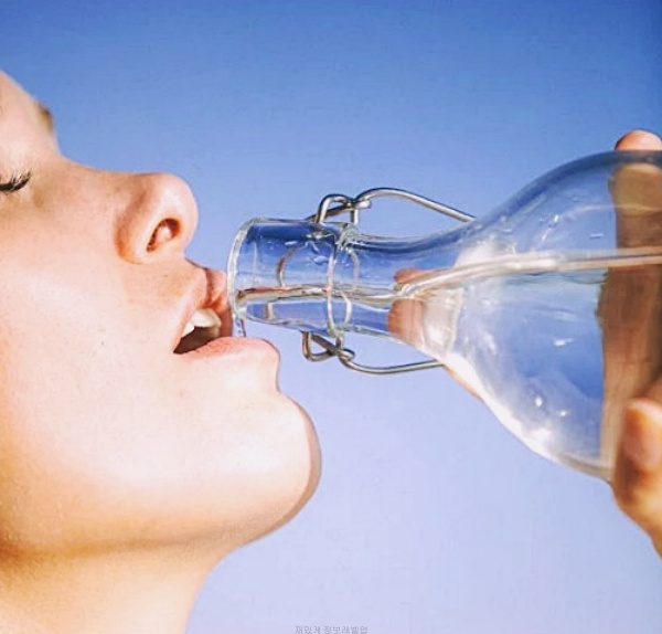 물 한 병을 들이키는 여성