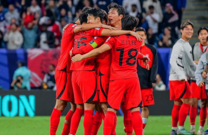 2023-카타르-아시안컵-호주와의-8강전에서-2대1-역전승을-거두고-4강에-진출한-한국-선수들이-기뻐하고-있는-모습
