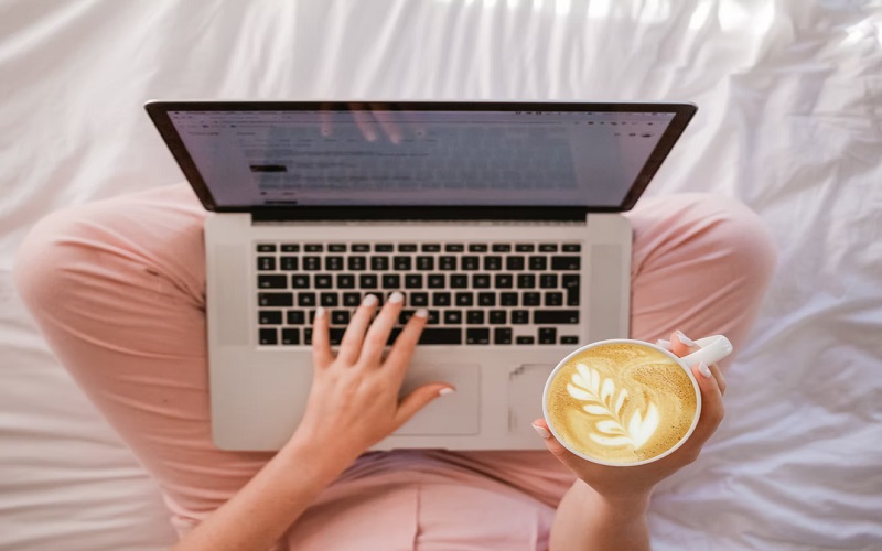 여자가-커피들고-노트북하는-사진