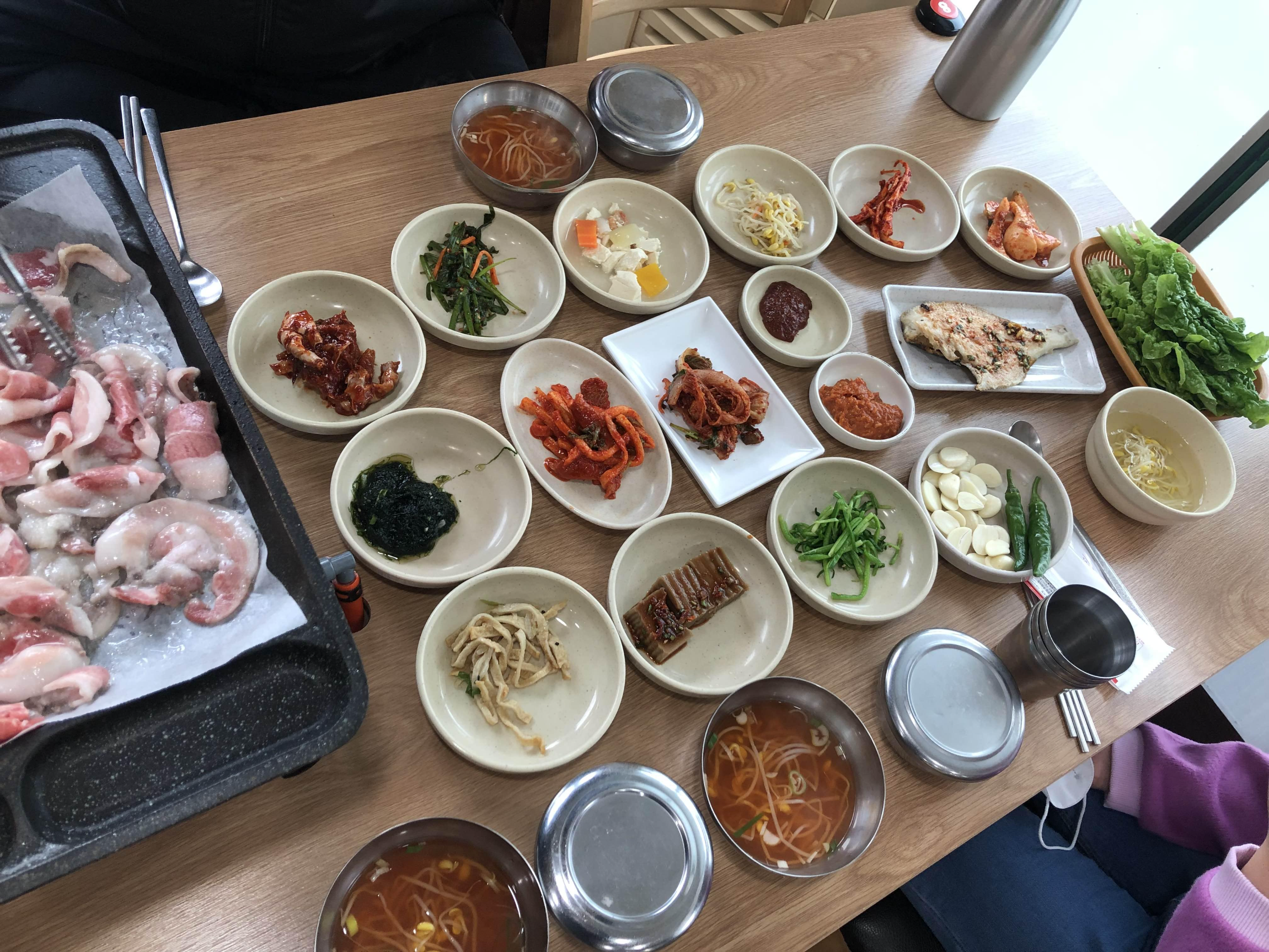 과역보성회관-삼겹살백반-밑반찬사진