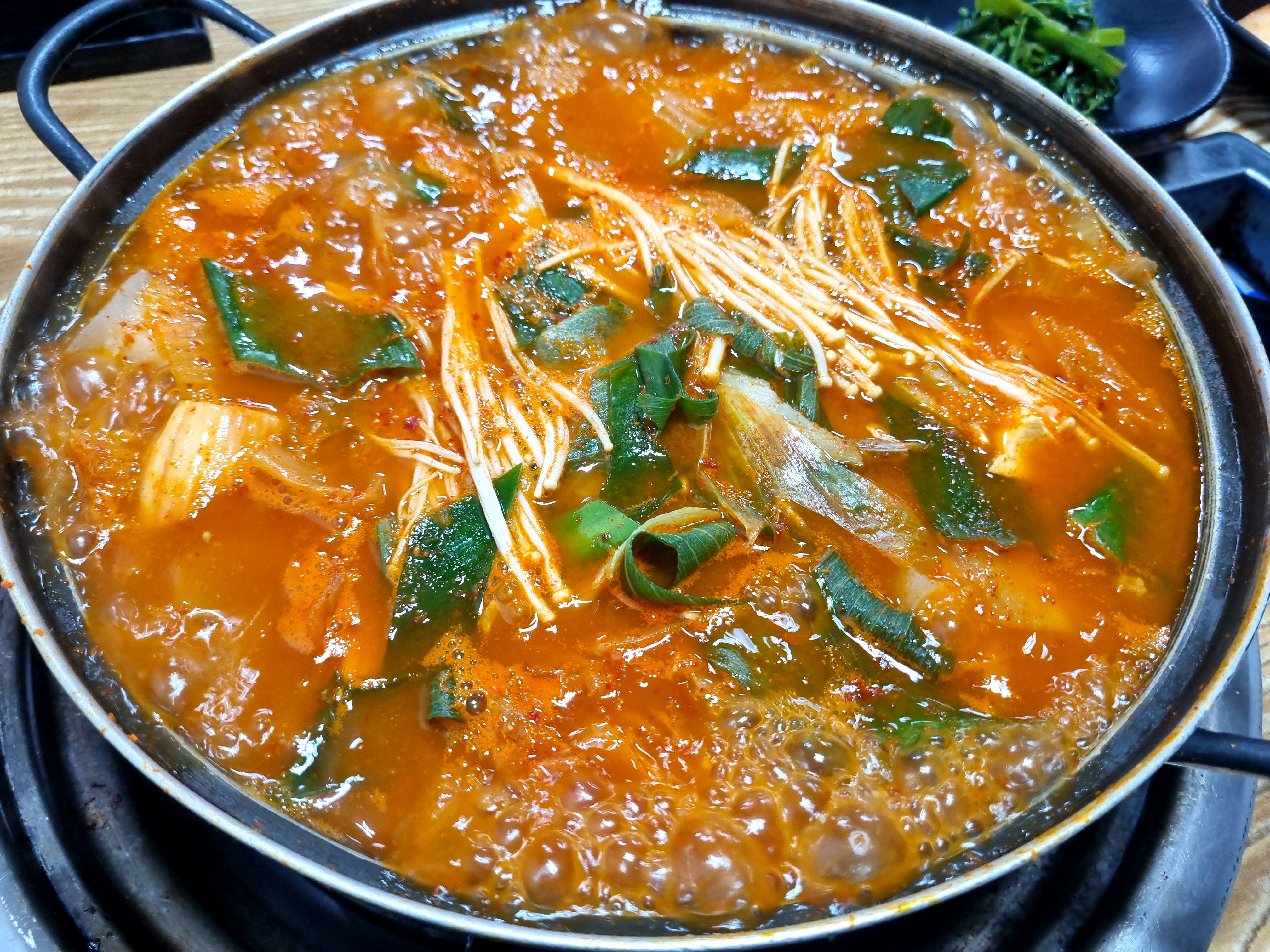  충남 광천 청소면 맛집 청소정육점 생고기목장에서 김치찌개를 먹어보았습니다.