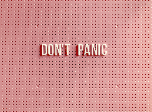 핑크색 보드판에 don&#39;t panic이라고 적혀있는 이미지