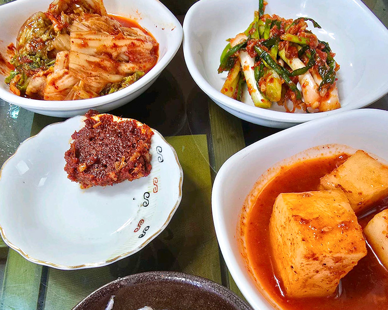 소머리국밥에 제공되는 김치와 깍두기 사진