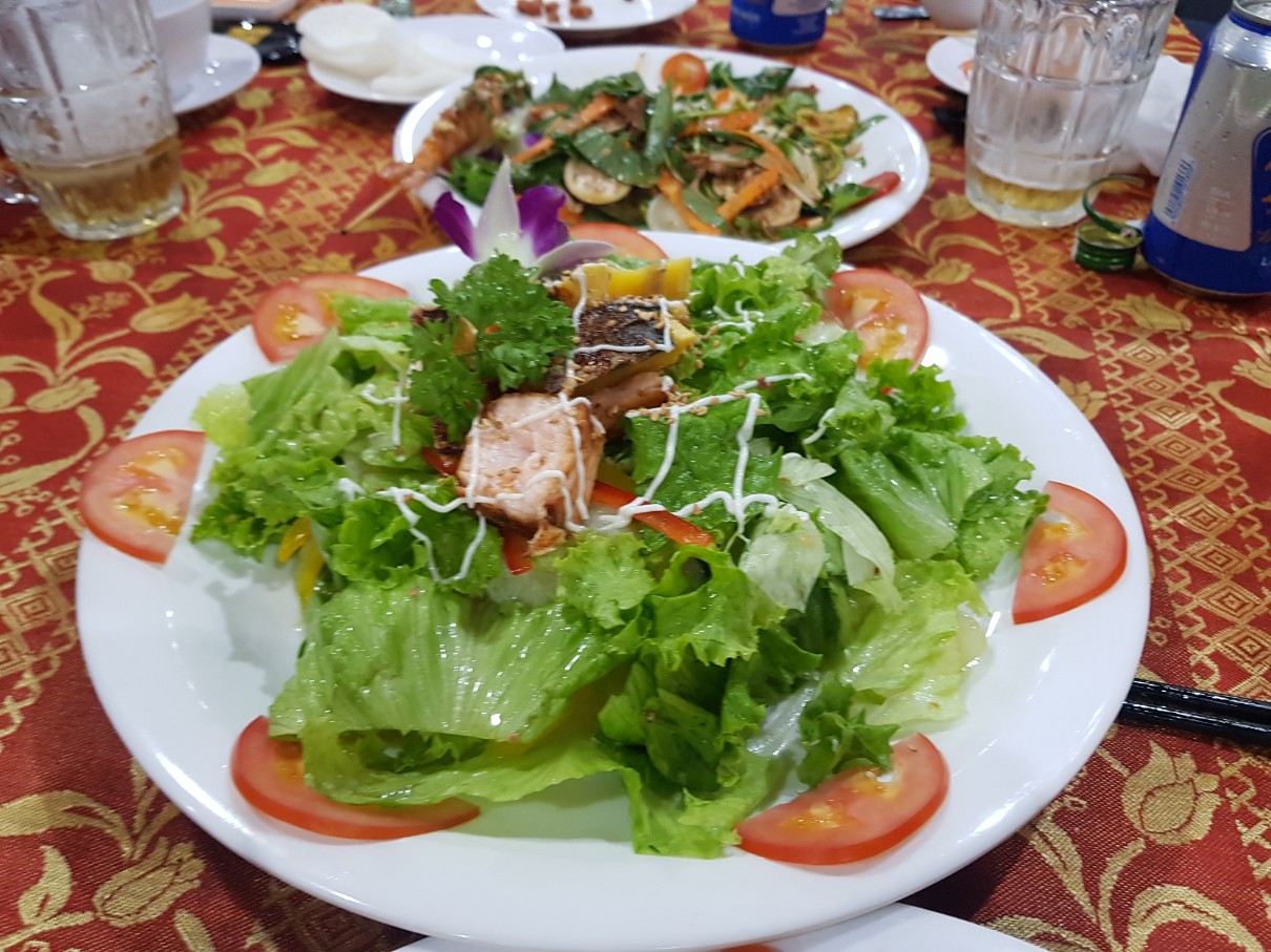 호치민 동나이 연짝 로컬 식당 람쏭콴(LAM XUNG QUAN) - 연어 샐러드(SALAD CA HOI)