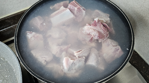 핏물 뺀 돼지갈비 초벌삶기