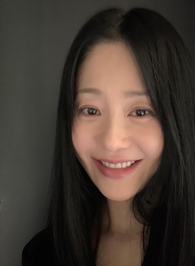 웃고있는-긴머리여성의모습