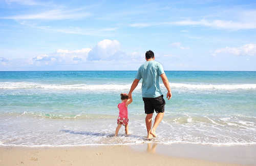 알트태그-휴가를 온 아빠가 달과 해변을 걷고 있다