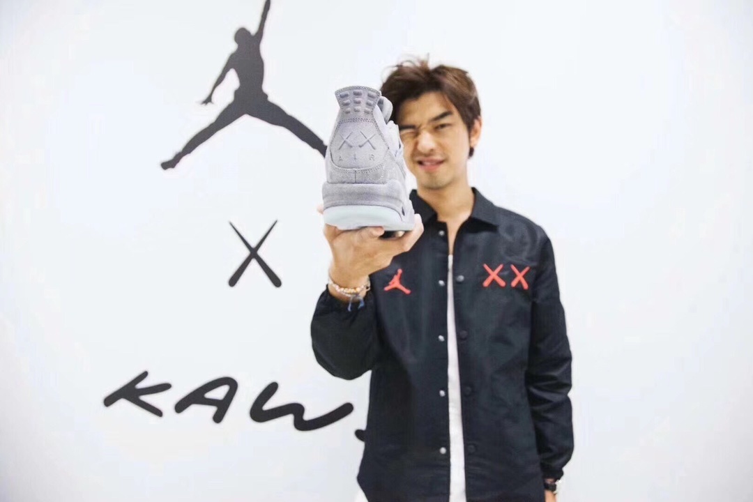 [KAWS x JORDAN] 카우스 X 에어조던 코치 자켓