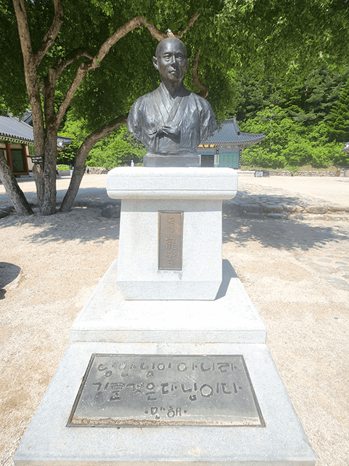 만해 한용운 동상
