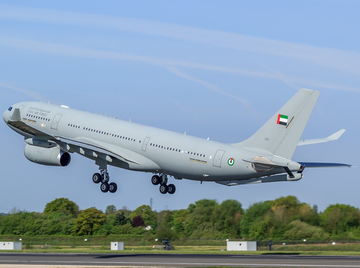 UAE의 Airbus A330 MRTT 항공기가 이륙하고 있다.