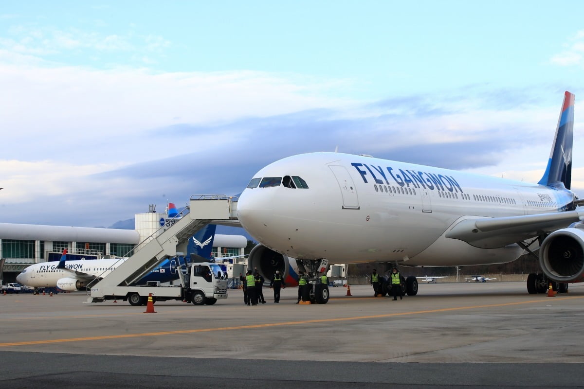 플라이강원의 A330-200 기종 중대형 광동체 항공기가 양양국제공항 주기장에 계류돼 있다.