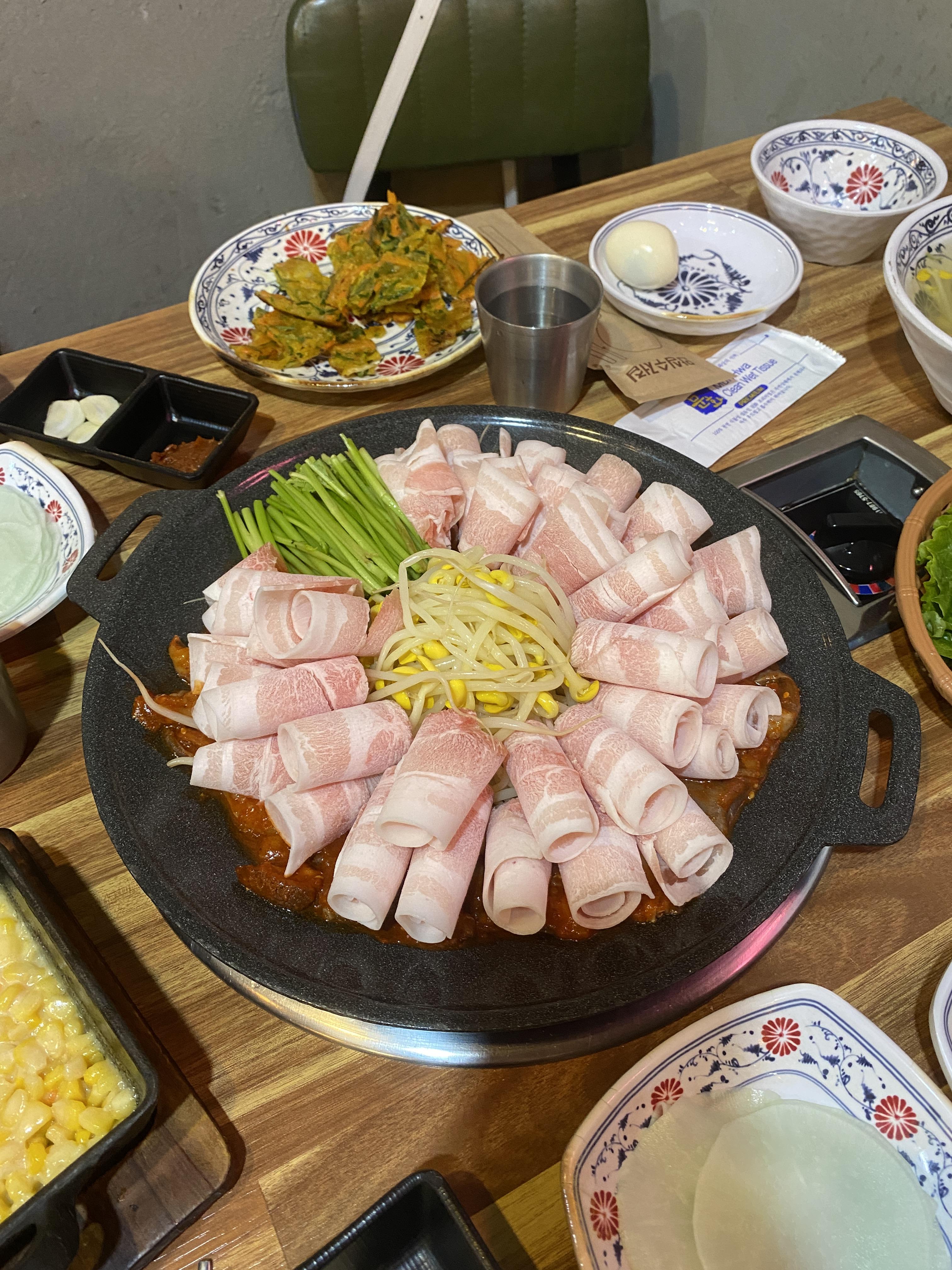 쭈사장-삼겹살-쭈꾸미-콩나물-미나리-전-접시-삶은달걀