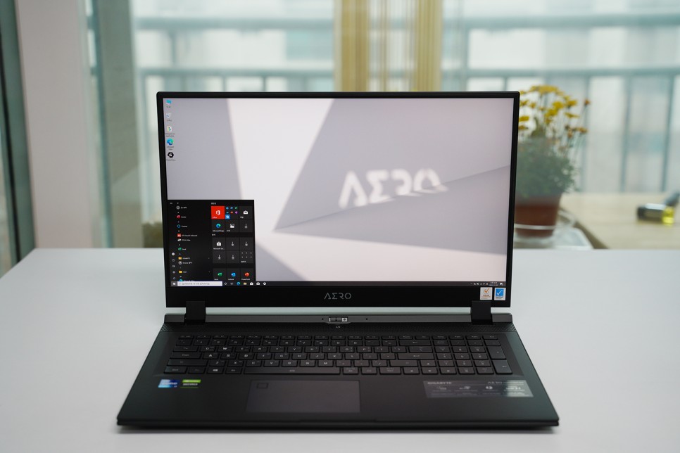 그래픽 작업용 AERO 17 HDR XD 24