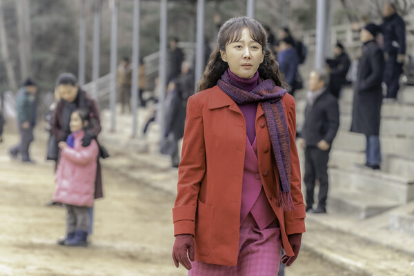 "30년 동안, 그만큼 이기적으로 부려먹었으면 됐잖아." 아내가 세상 떠난 후 싱크대 두 번째 서랍 안에… 있던 물건을 본 남편은 결국 오열하고 말았습니다.