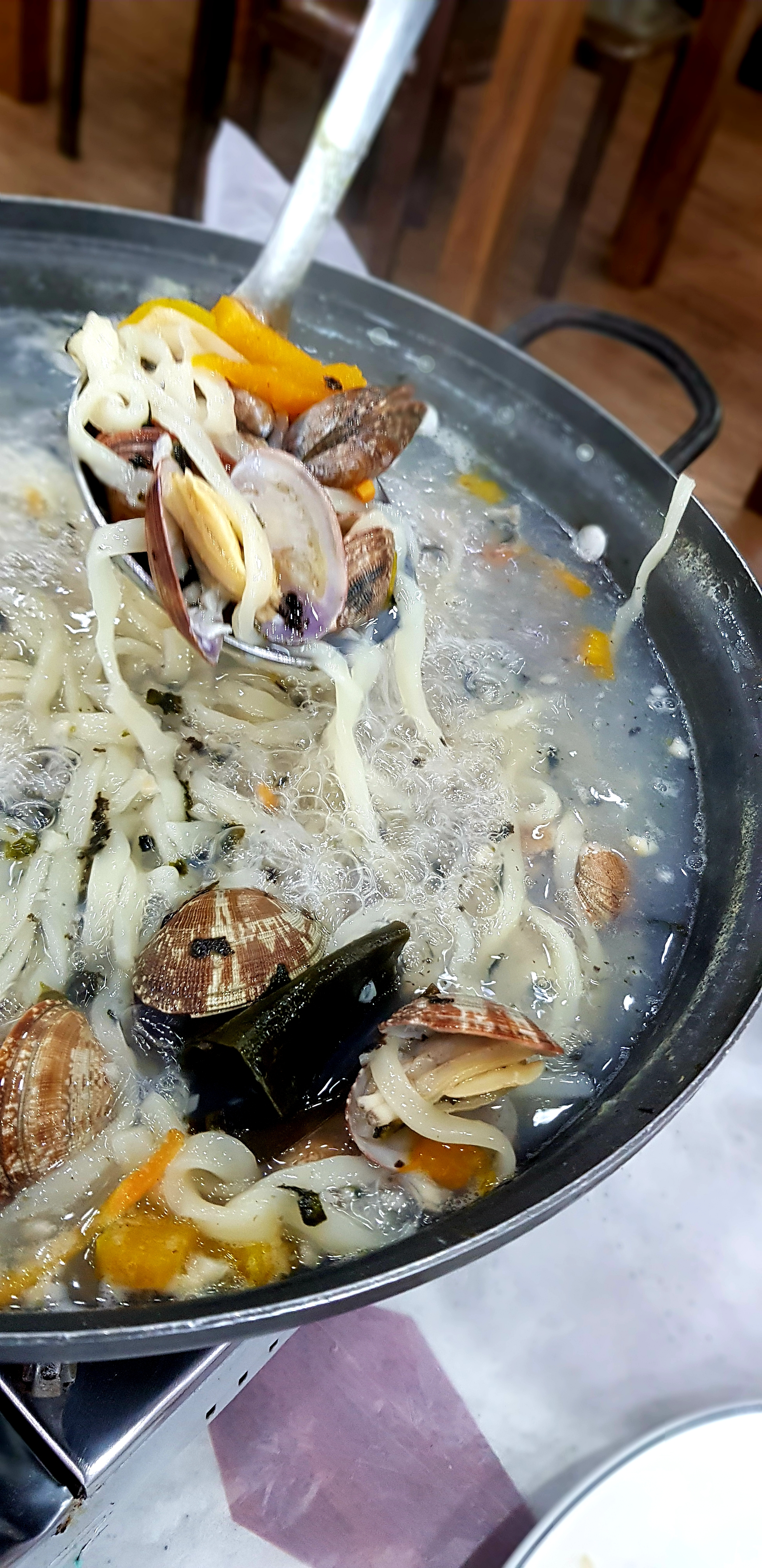  해물칼국수가 정말 맛있어요.