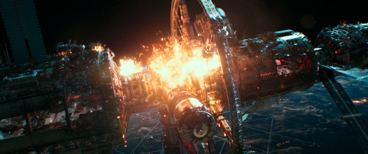 영화 &#39;지오스톰&#39;에서 우주 정거장이 폭발하는 모습이다.