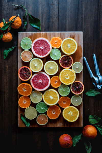 각종 오렌지&#44;자몽 과일들일 반으로 썰려 장식되어 있다.
