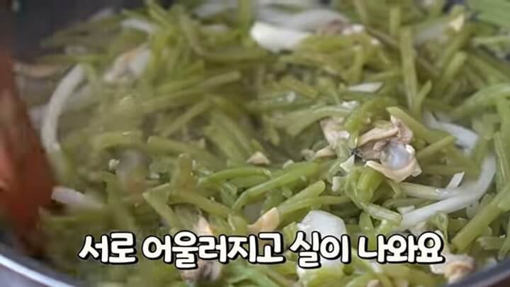 고구마줄기 볶음 부드럽고 감칠맛 가득 고구마줄기 요리 삶는법 고구마줄기 볶음 부드럽고 감칠맛 가득 고구마줄기 요리 삶는법