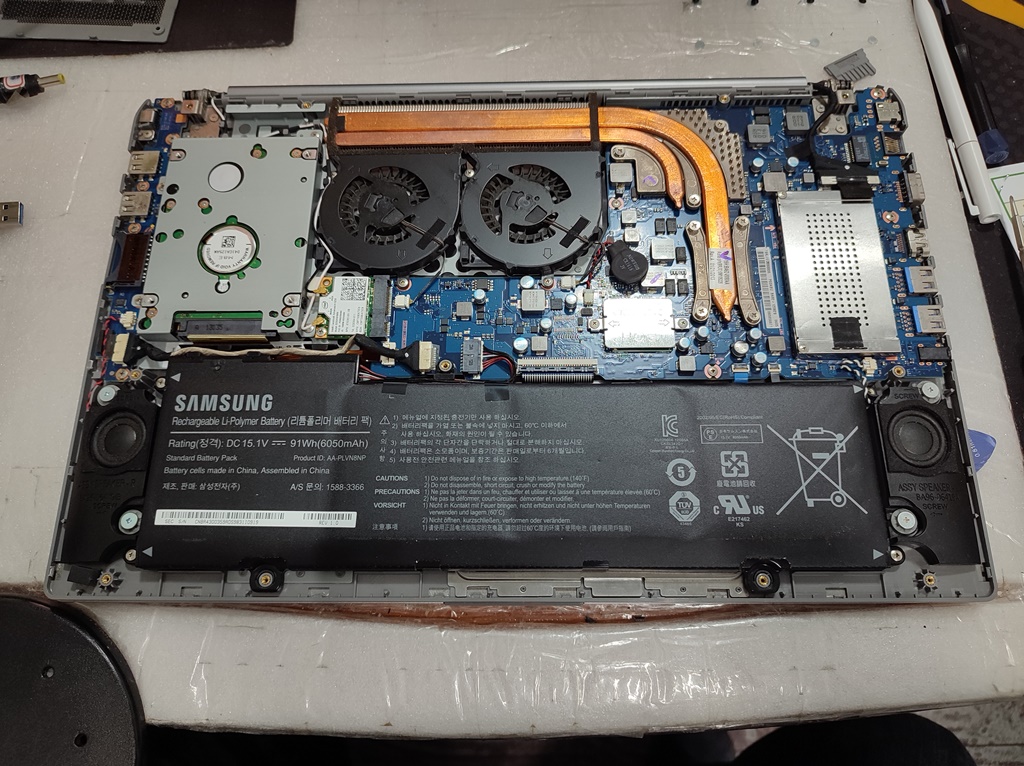 NT770Z5E-S78S 노트북 분해된 모습