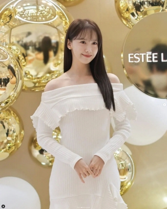 고엔제이-오프숄더-러플-트림-리브드-코튼-미니-드레스