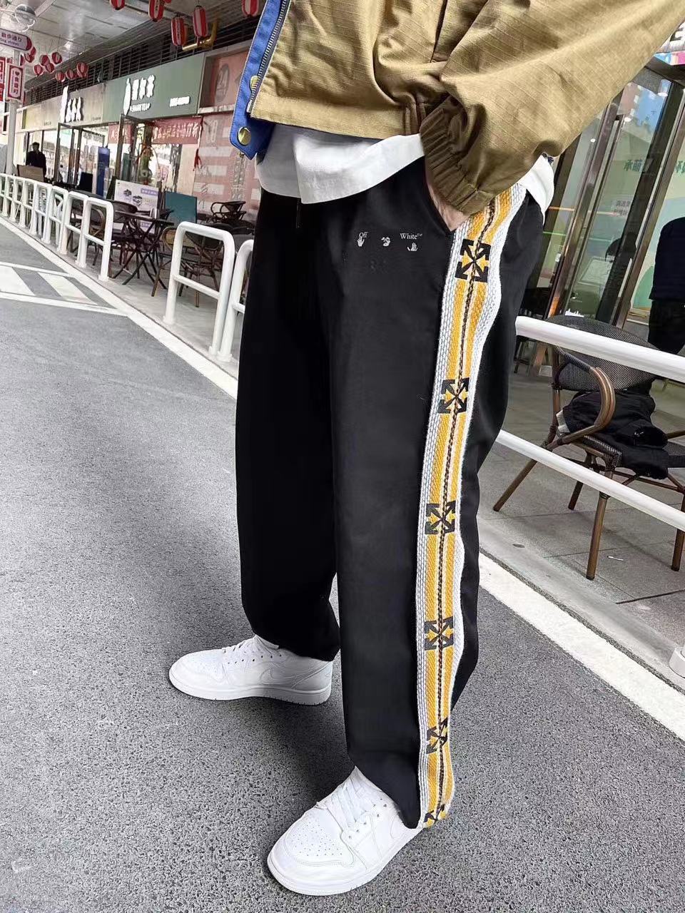  [OFF WHITE] 오프화이트 테이프 라인 트랙 팬츠