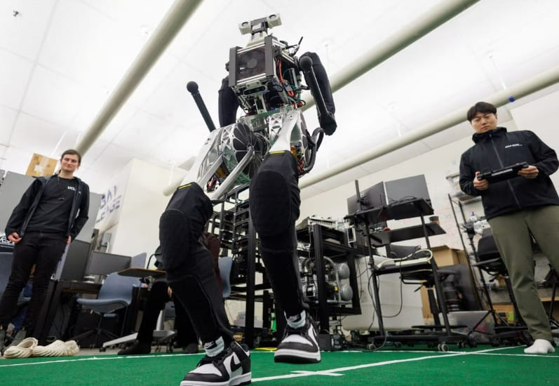 축구 교체 멤버 로봇으로 대체 가능? ARTEMIS, a soccer-playing humanoid robot, is ready for the pitch