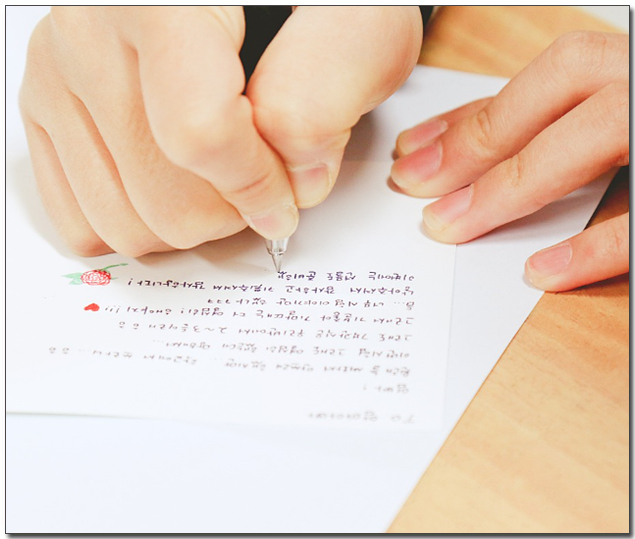 편지를 쓰고있는 손