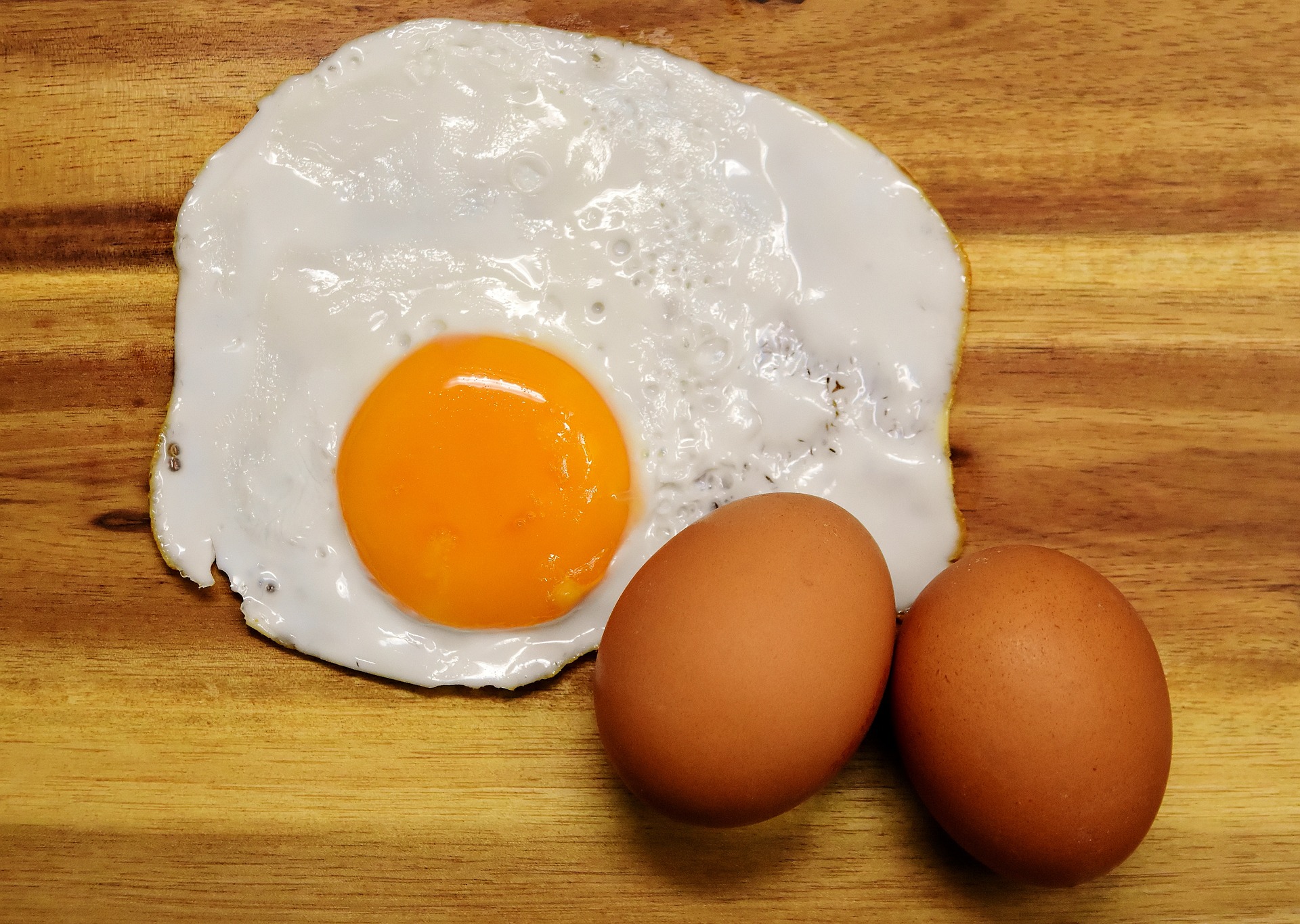 계란 2개와 계란을 깨서 후라이팬에 익힌 후라이 사진 - 소음인(少陰人)에게 맞는 음식