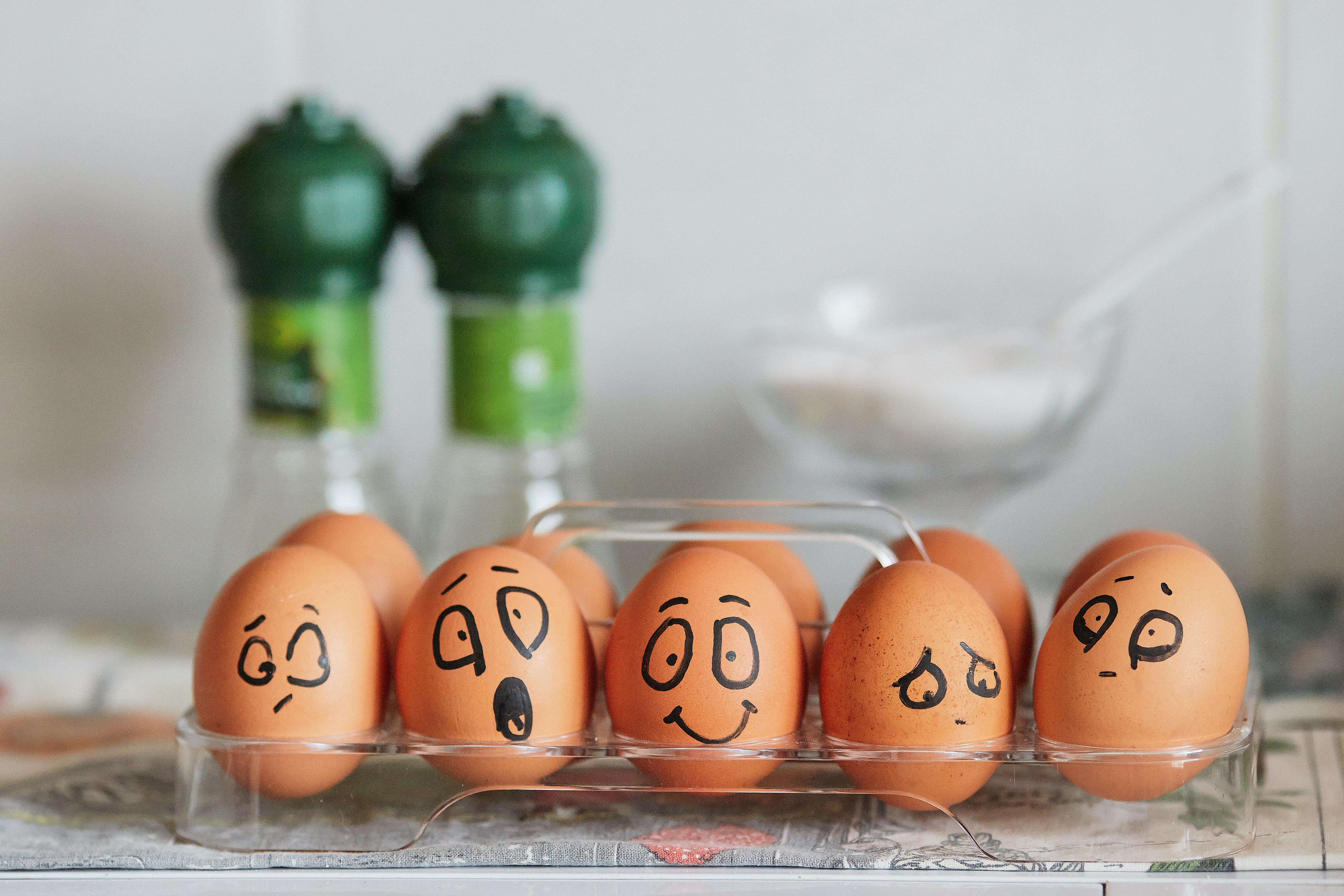 계란들에게 여러 표정을 그린 사진
