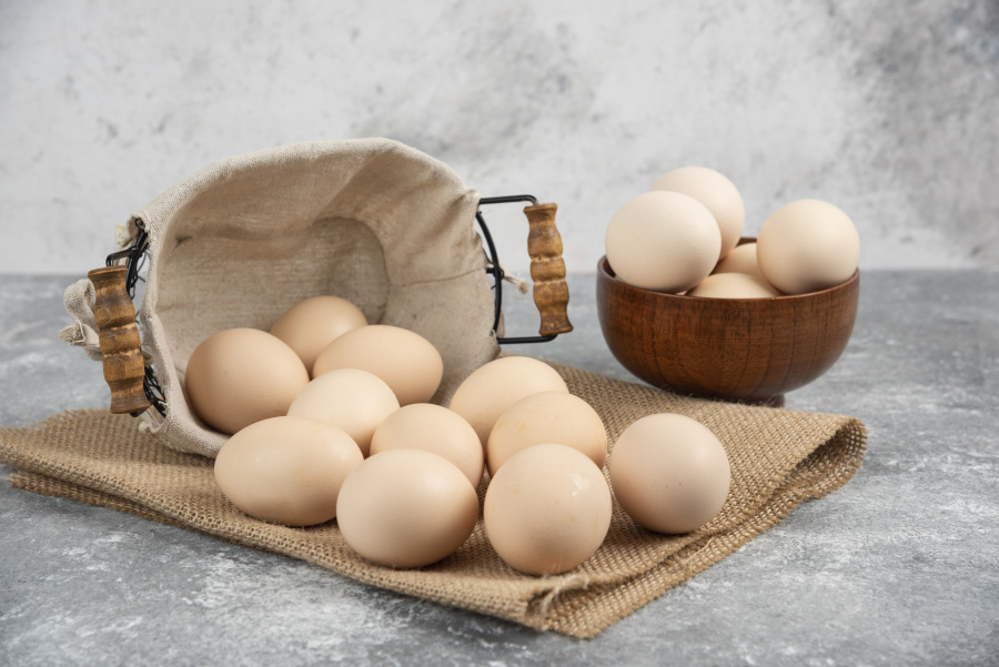 계란 사진(basket-bowl-full-organic-fresh-uncooked-eggs-marble-surface)