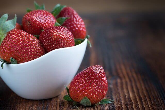 흰-접시에-담겨진-딸기